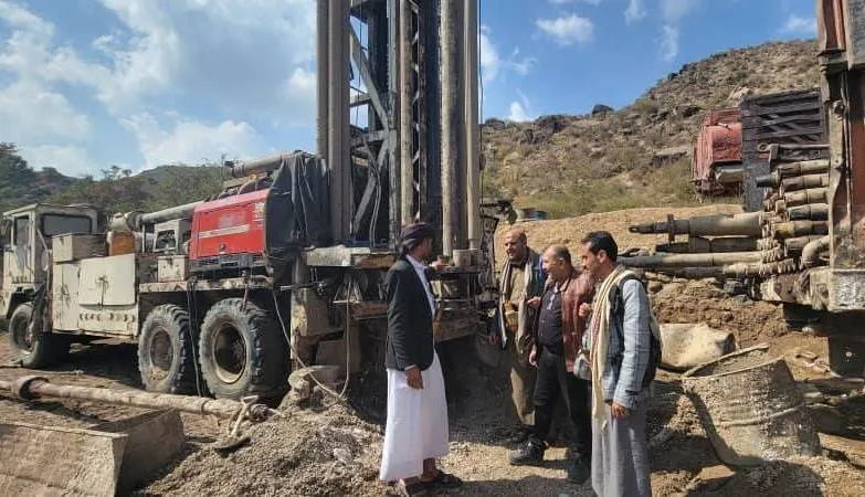تعطيل مشاريع خدمية يفاقم معاناة اليمنيين بمحافظات تحت سيطرة الحوثيين