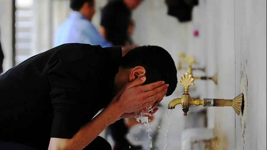 هل تشعر بنزول قطرات بعد الوضوء؟ اكتشف متى يجب عليك الإعادة ومتى يكون مجرد وهم