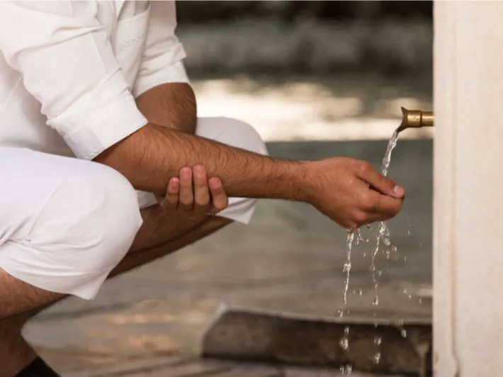 ماذا يفعل من يشكُ في صحة وضوئه ويتوضأ كثيرا؟