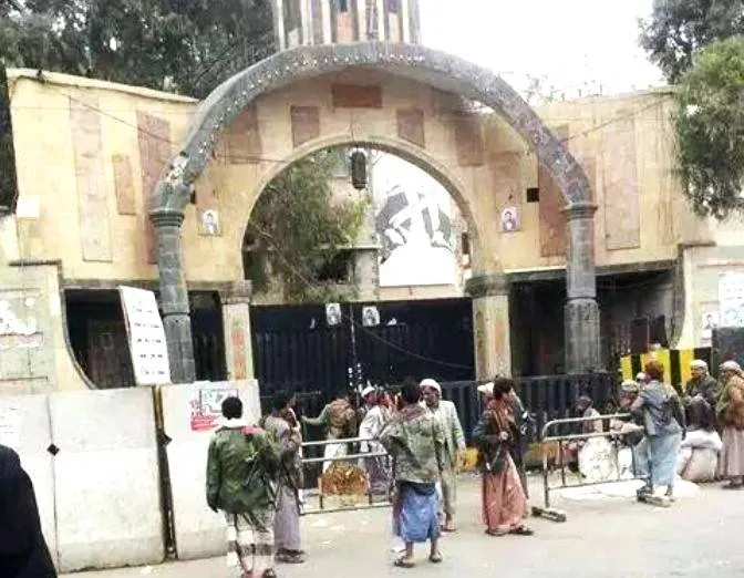 توتر في صنعاء: الحوثيون يحاصرون منزل الشيخ الاحمر واستياء قبلي