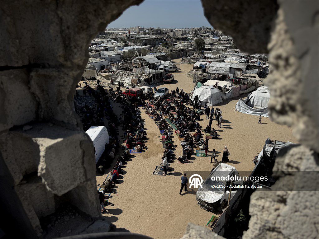 غزة تتحدى الدمار بصلاة الجمعة الاولى في رمضان بين الانقاض