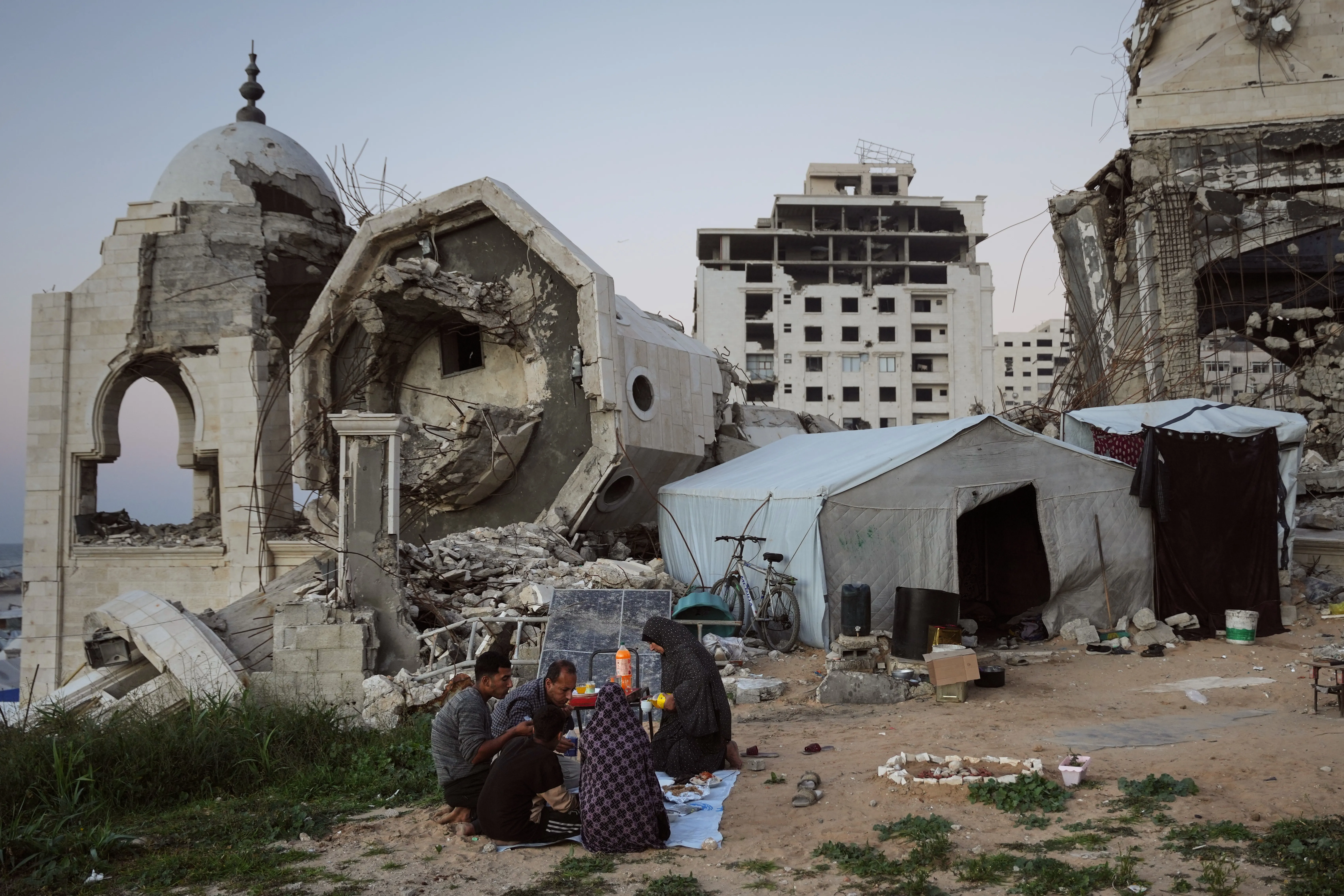 غزة اليوم: حصار خانق ومعاناة متفاقمة رغم وقف اطلاق النار