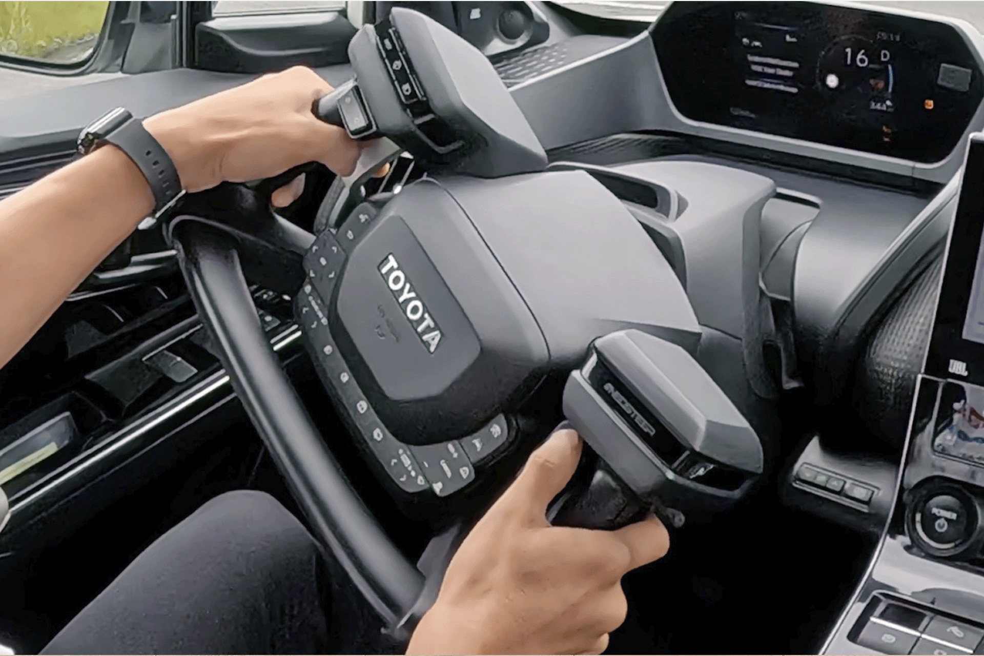 ضربة قاضية لعجلة القيادة المفتوحة.. الصين تحظر هذا التصميم المثير للجدل