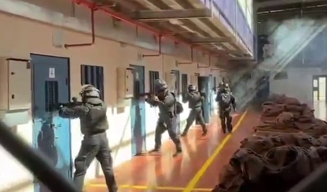 سجن عوفر: حرمان الاسرى من الصيام يفاقم المعاناة