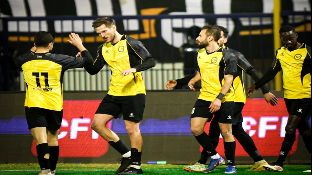 الحسين يكتسح الوحدات ويتربع على عرش دوري المحترفين